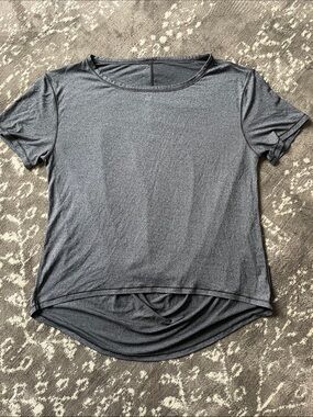 Women’s Lululemon Fall In Place Short Sleeve heathered black grey top.